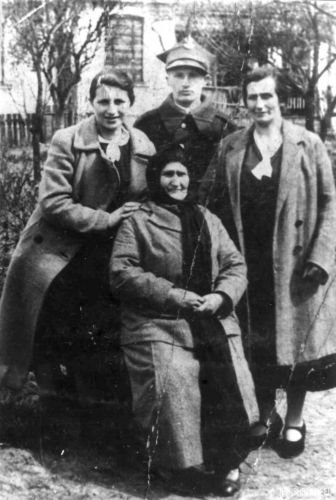 Lodka Chuczer, Icek Chuczer, Małka Grosman and Szajna Fuks née Alterowicz, 1930s